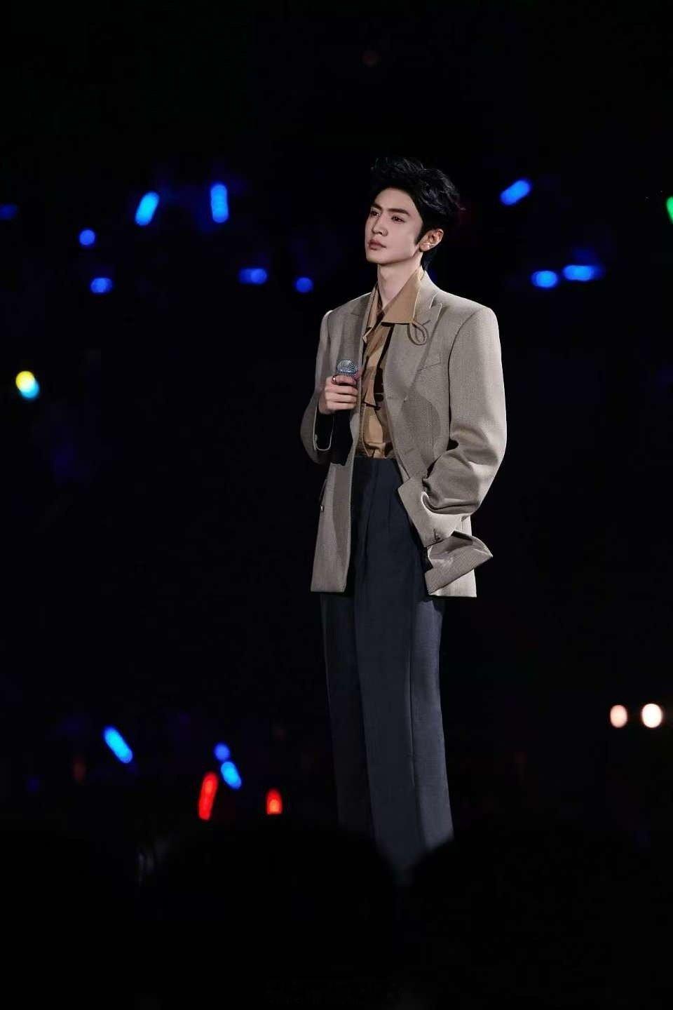 陈哲远带钢钉打满全年工 从佩服他的专业，到敬佩他的坚韧。陈哲远这一年，是“演员”