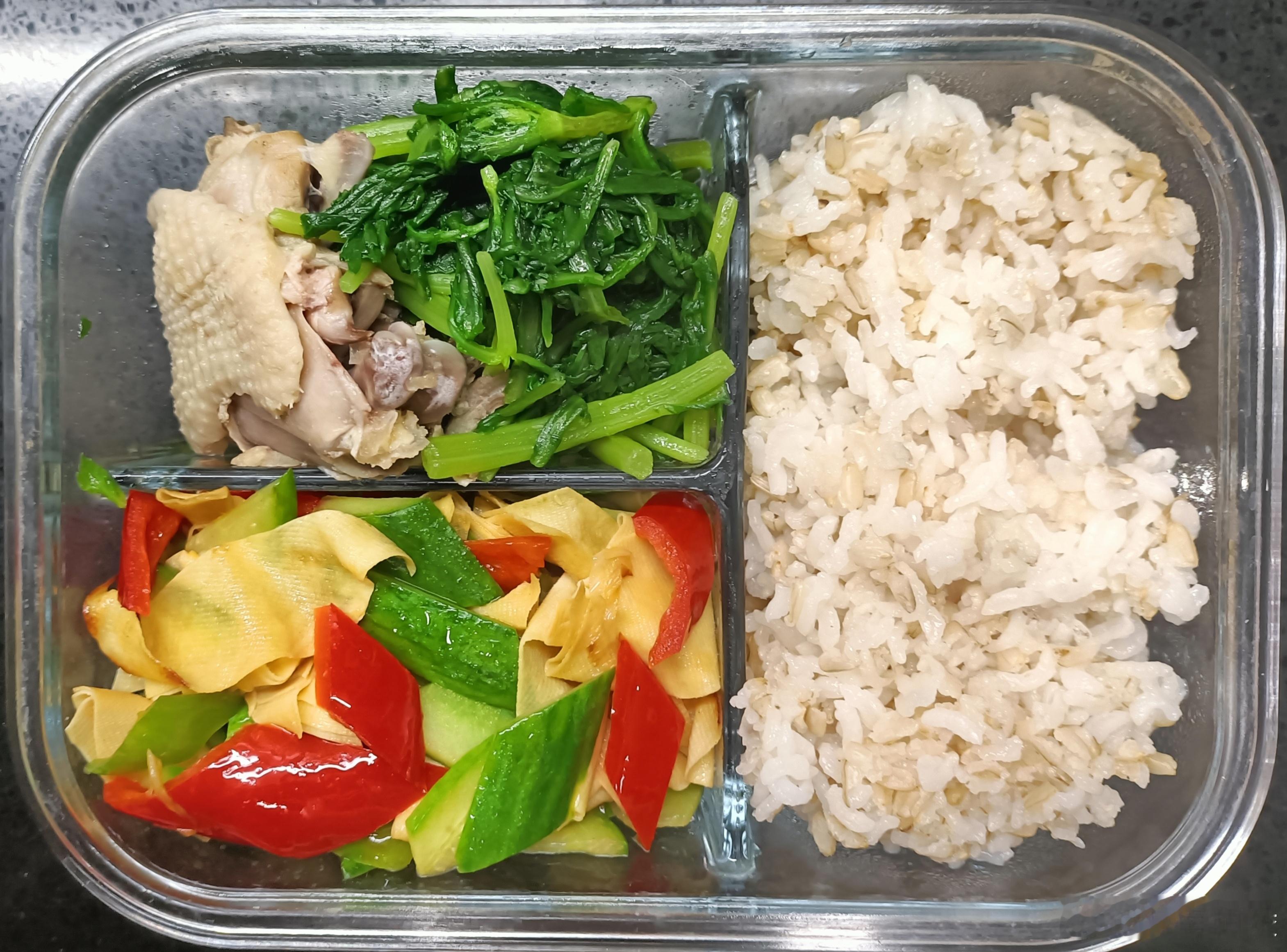 #儿子的午餐##这个问题吃什么# 发酵糙米大米饭，彩椒黄瓜豆腐皮，水油煮茼蒿，鸡