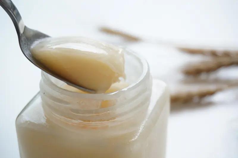 花130元买了一斤蜂蜜，以为价格高就是好东西，买的时候是液体的，放在冰箱几个月全