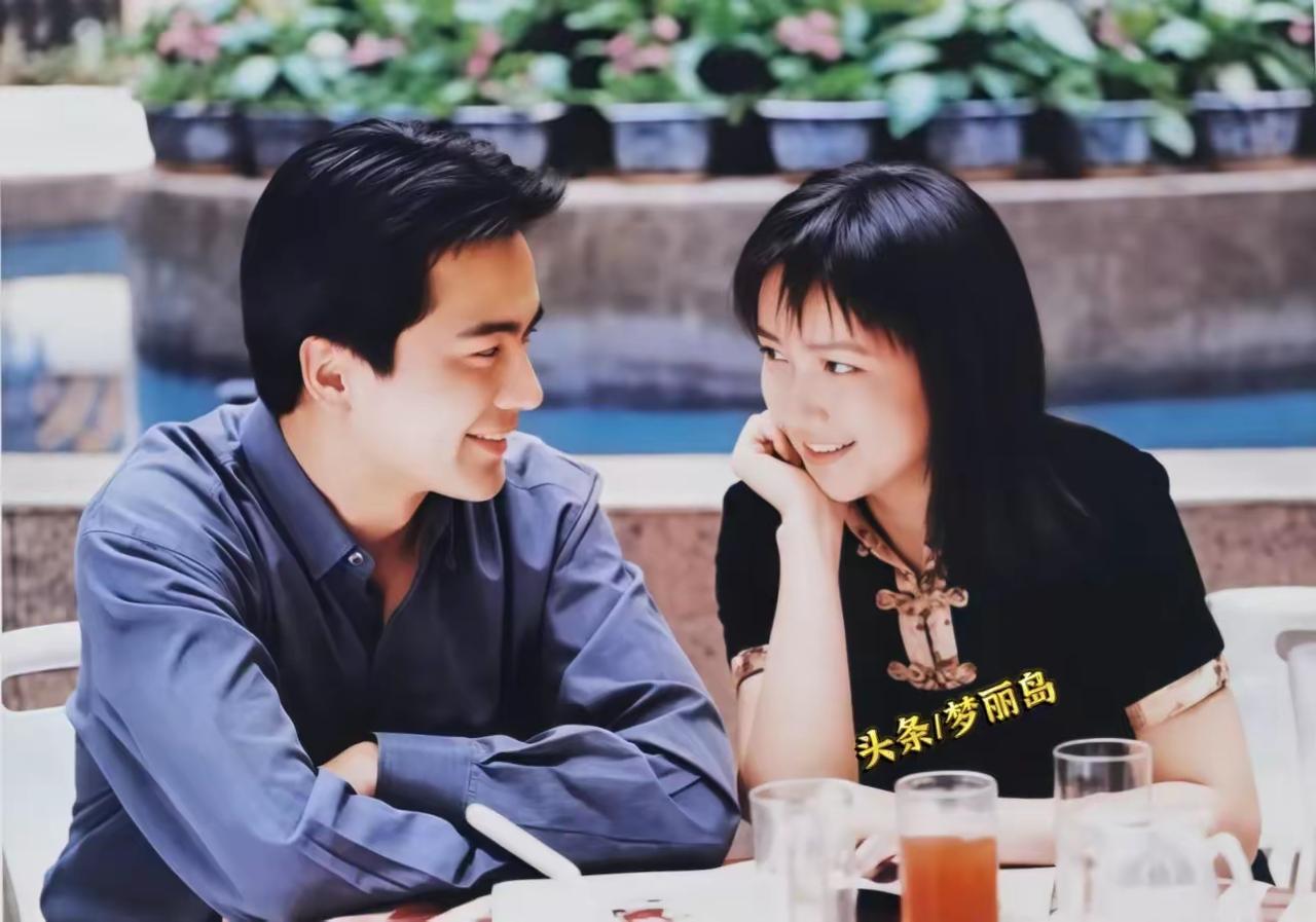 何晴许亚军合影就是言情剧既视感，男帅女美，两双眼睛深情对望。爱情的甜蜜有时不需要