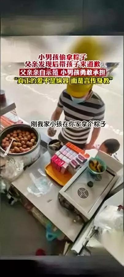 男孩攥着粽子躲角落

爸爸发现后做了件意外的事

人来人往的店里，孩子攥着粽子不