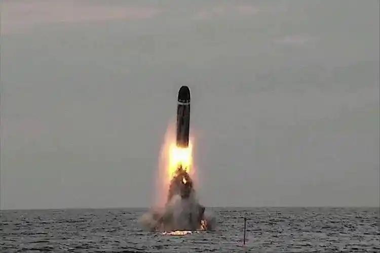 太双标了！法国战略核潜艇试射潜射洲际导弹，导弹落入大西洋公海靶区，周边西方国家集