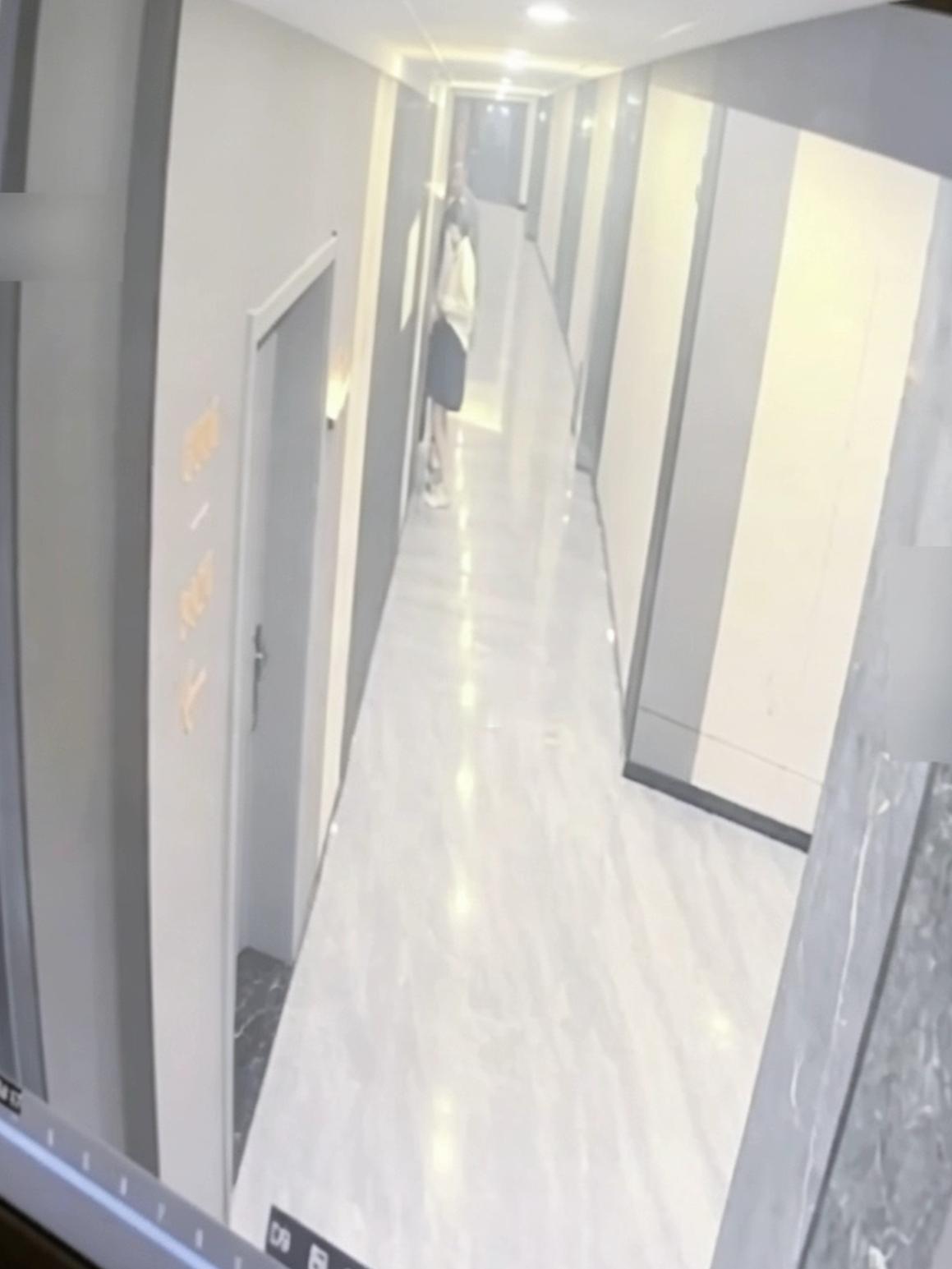 四川德阳，李女士和闺蜜两个人，4月17日深夜入住当地一家酒店，洗漱完之后两人坐在