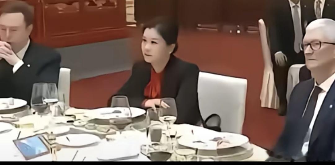 要不是这些美国人来访，绝大多数中国人不会认识她，她出身卑微，一个辍学的农村姑娘，