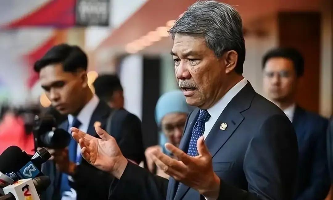 就在刚刚
 
中国外交部突然宣布了，愿率先签署《东南亚无核武器区条约》议定书。