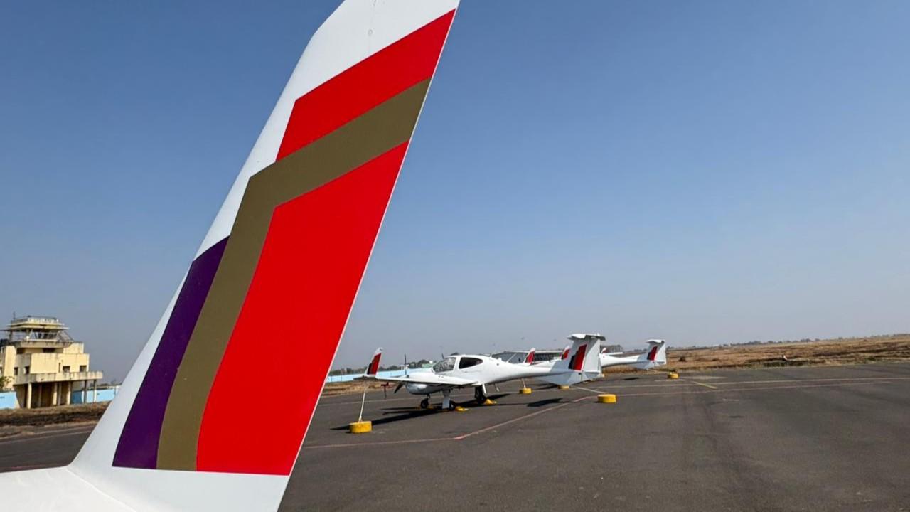 近日，印度航空接收该航司第三架DA-42教练机，这是2024年12月订购的34架