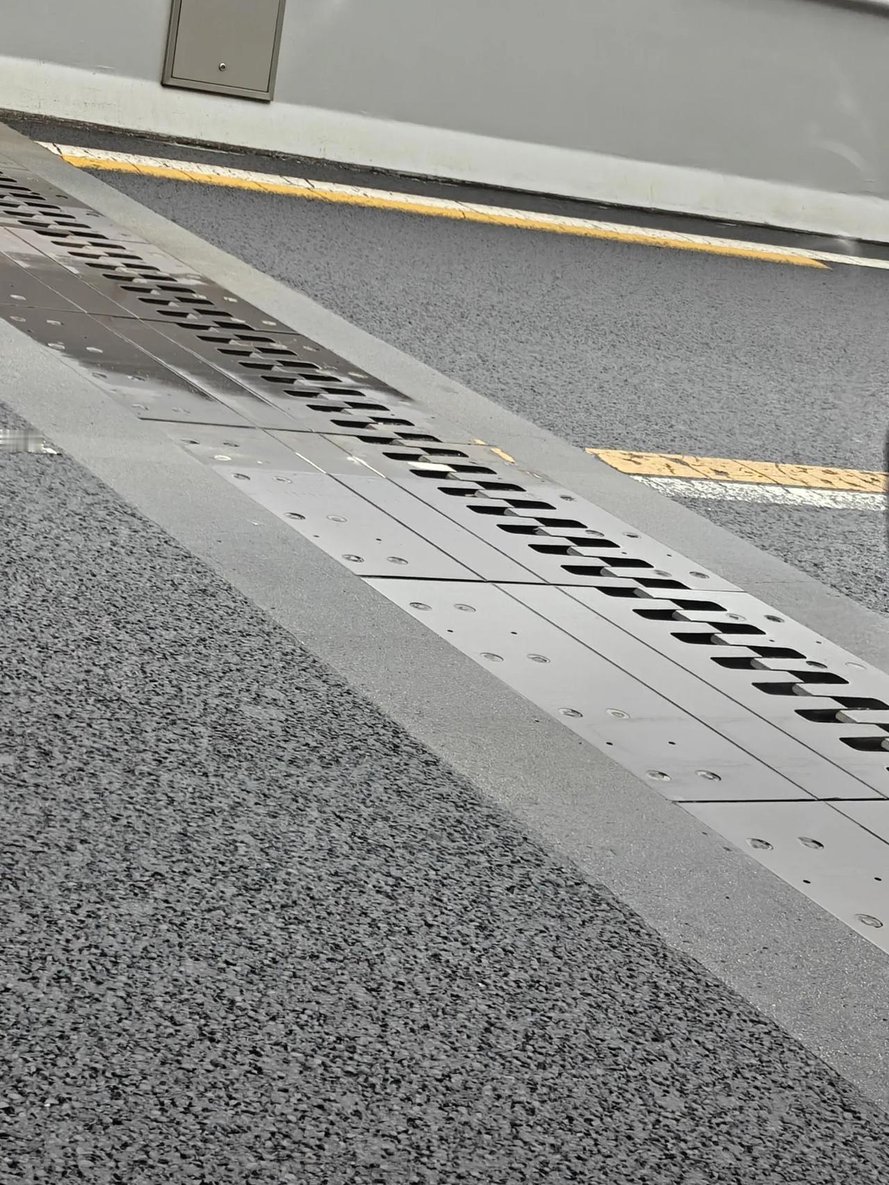 电车痛苦槽
谁懂下雨天开电车过这个连接槽的痛。。。