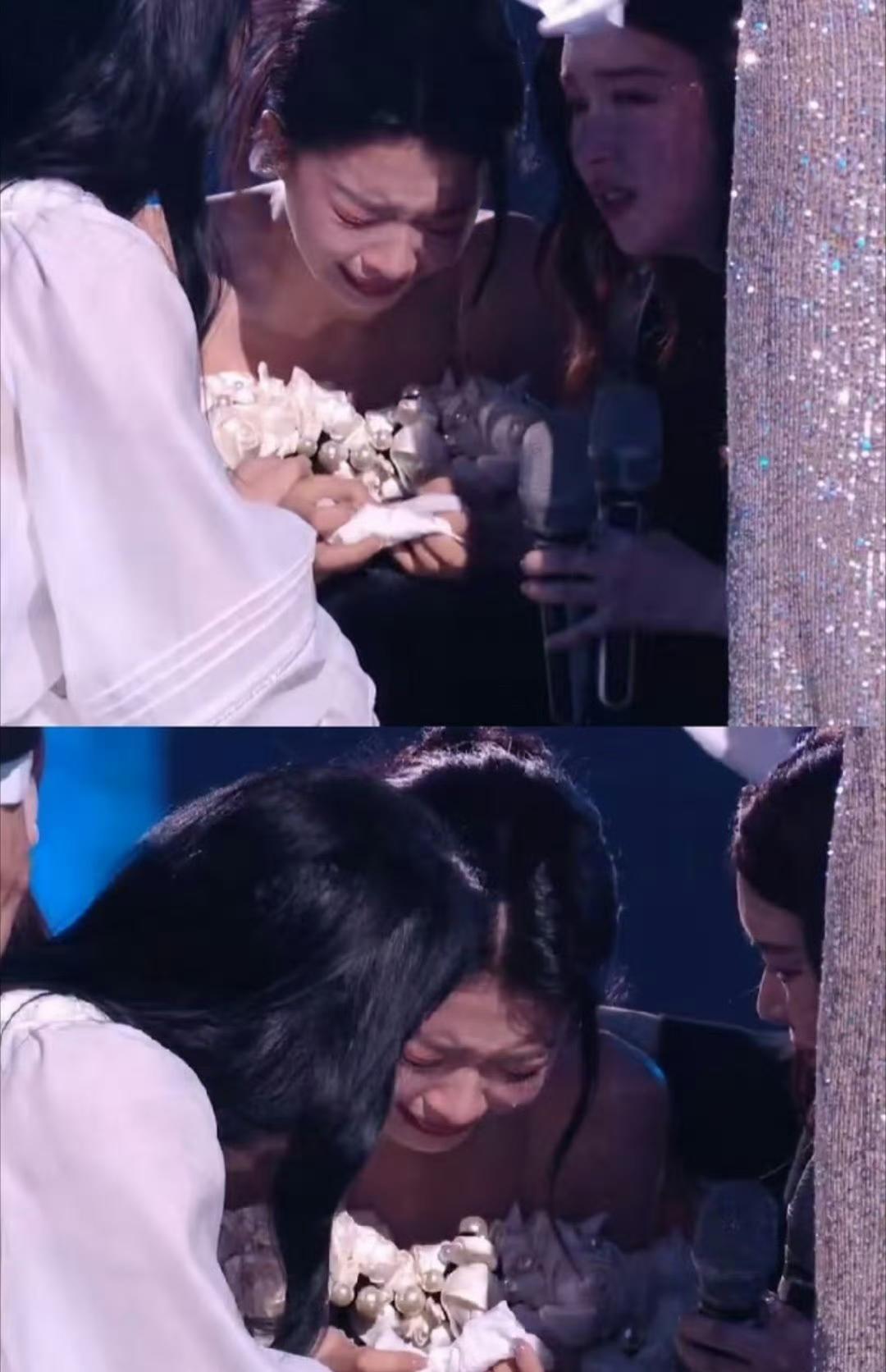 当宣布孙怡和阚清子的pk输了，队伍要淘汰一个姐姐，孙怡直接蹲在地上爆哭，鼻涕眼泪