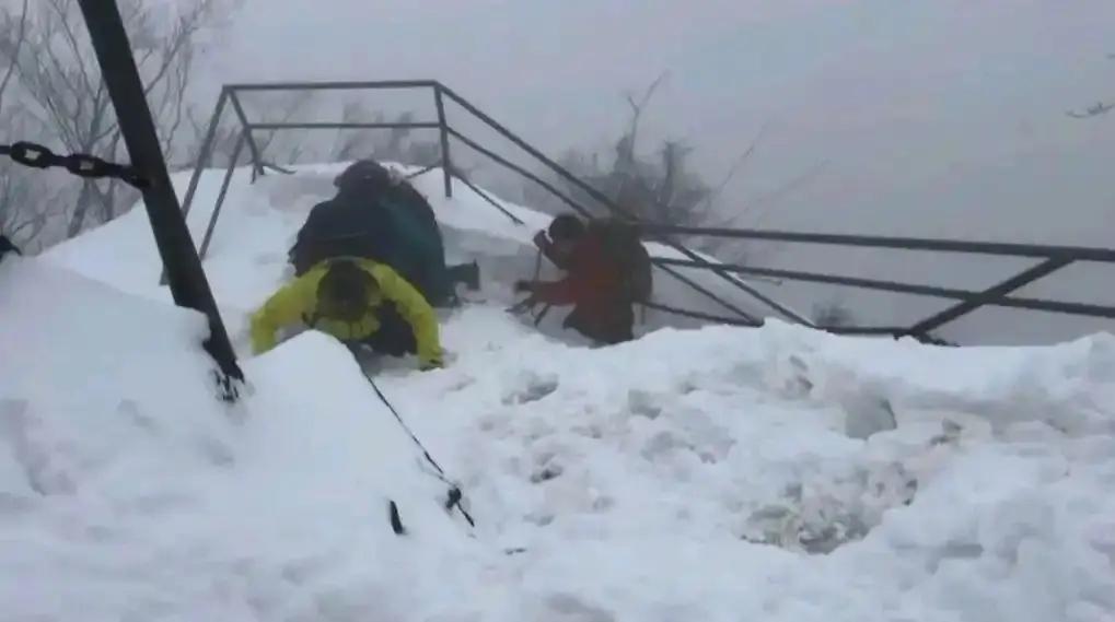 3月2日，在南太行山张沟梯坠亡的女子才40岁，因为几处致命的错误导致坠下悬崖：