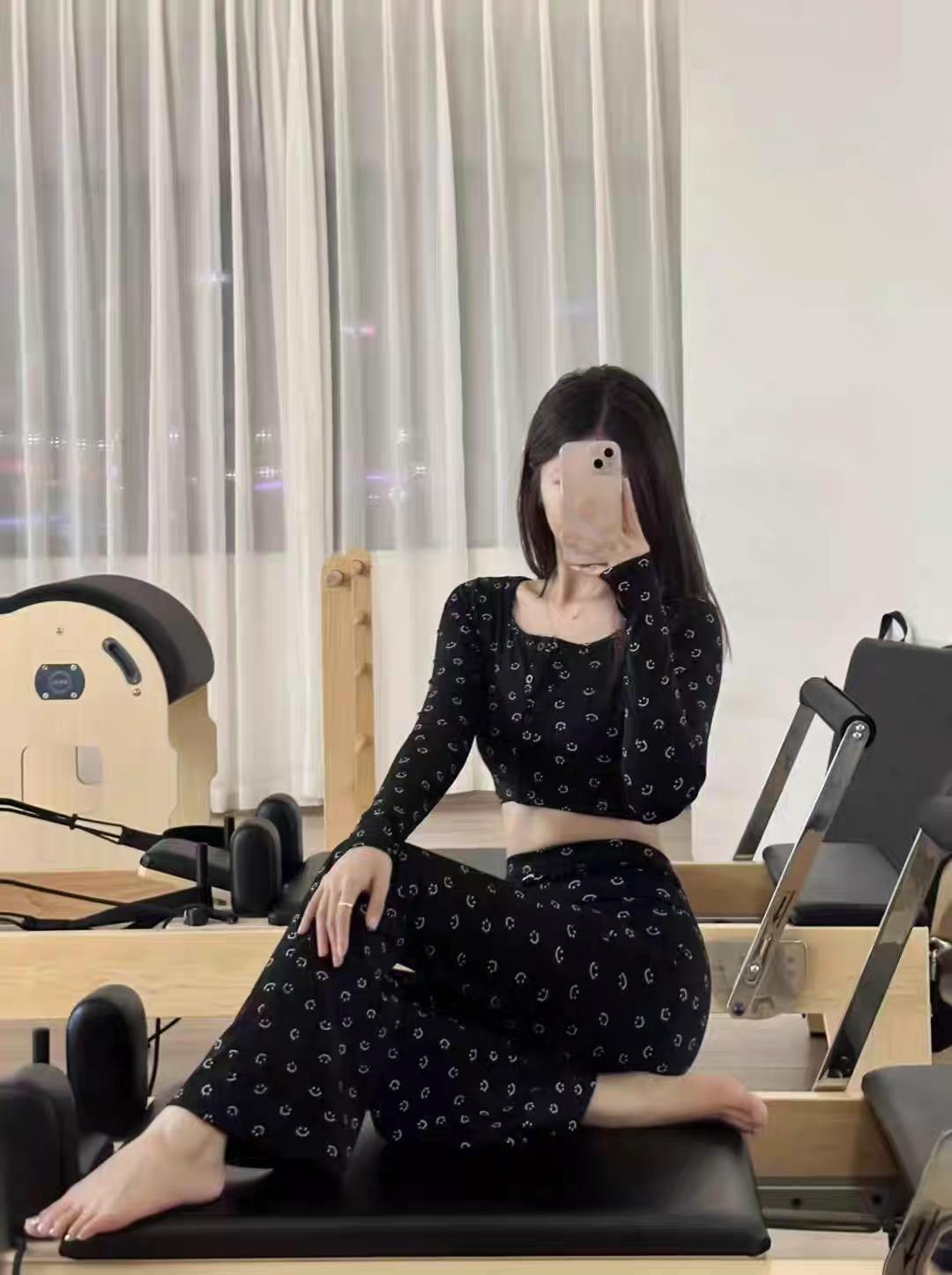今天穿上这套黑色笑脸瑜伽服，在普拉提器械上感受身体的舒展与力量。每一次呼吸、每一