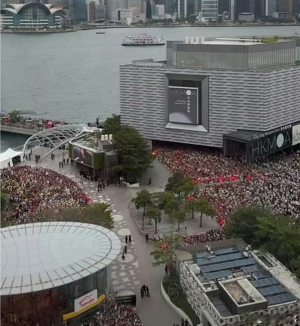 这就是巨星的魅力呀🥳！七夕夜肖战作为YSL护肤全球代言人现身香港K11 MUS