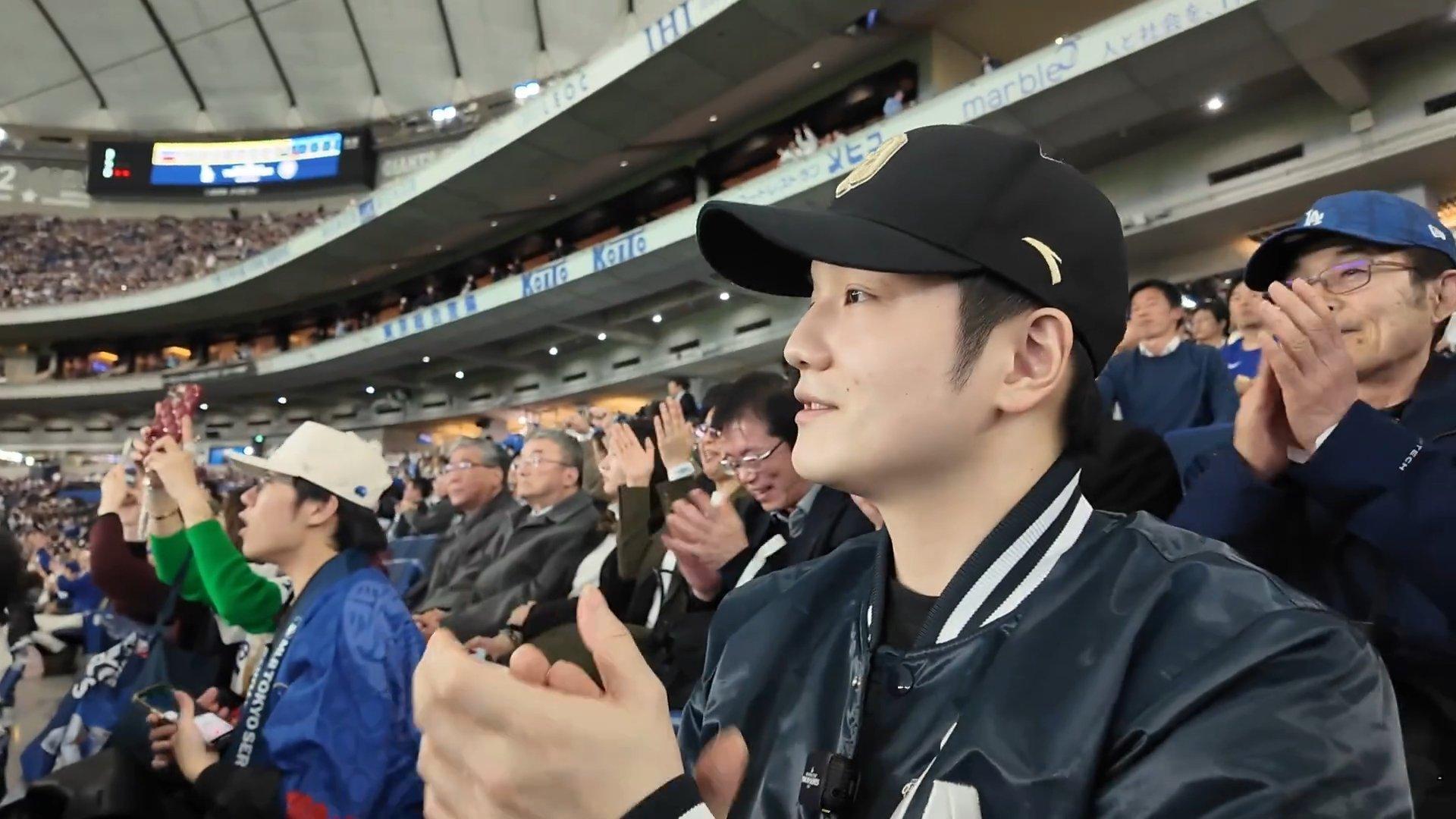 樊振东现场观看MLB开幕战樊振东对每项运动都有自己的见解，是真的喜欢 ​​​