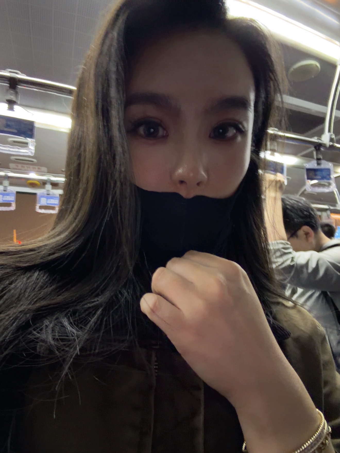 落地上海！同事把iPhone Duo从合肥带过来给我🫴我决定一会请他吃一顿豪华