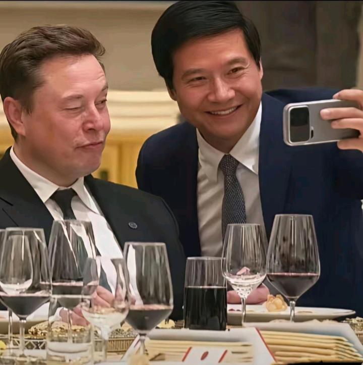 雷军主动去与马斯克合影，脸上堆满笑容，充满了对世界首富的敬意。
     而马斯