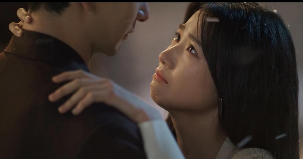 《轧戏》胡羞这个角色，你骂早了。
她不是恋爱脑，而是上演了一场“虚拟死亡”。
你