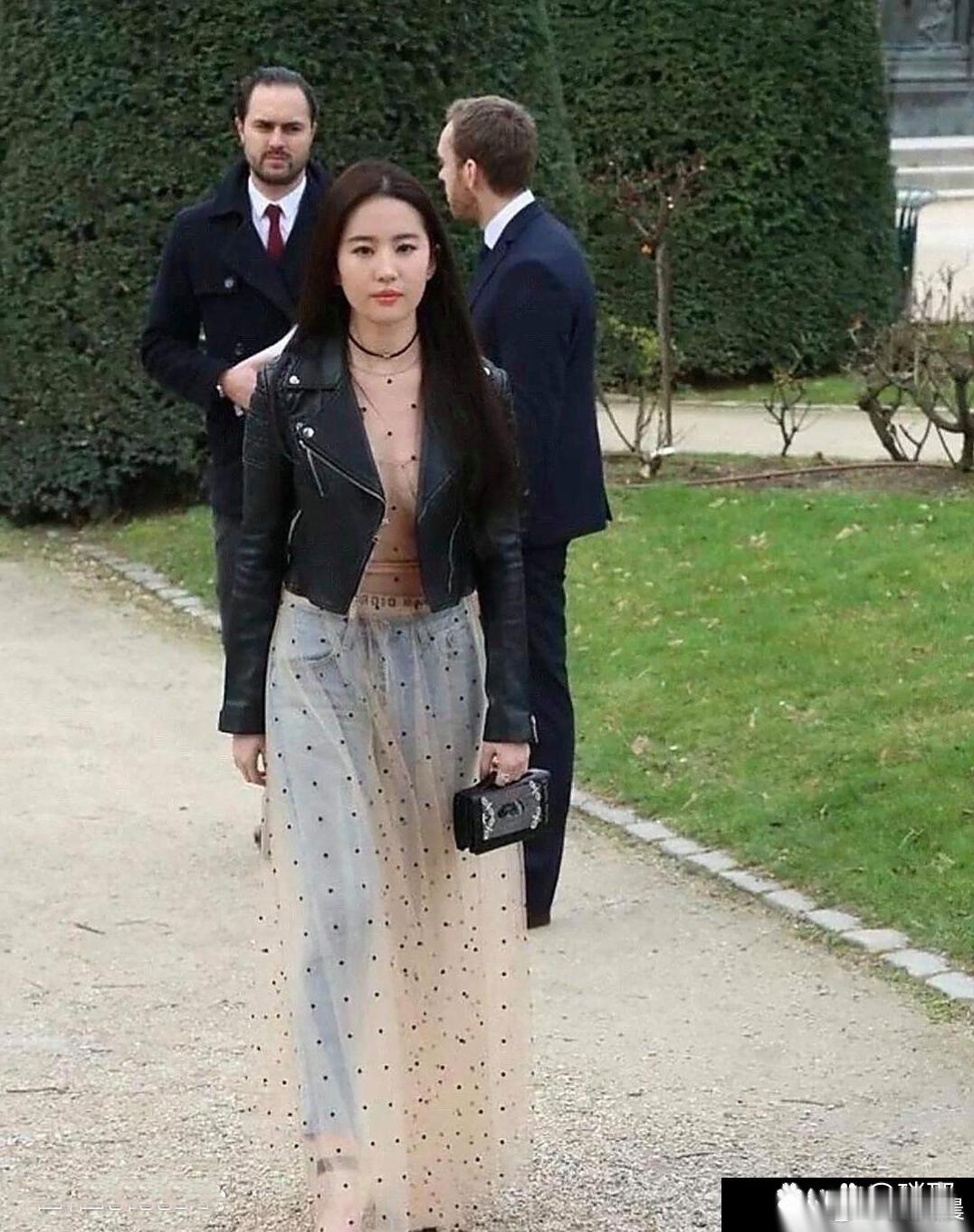 这套穿搭也就刘亦菲能完美驾驭！独特的风格自带“挑人”属性，换作别人还真hold不