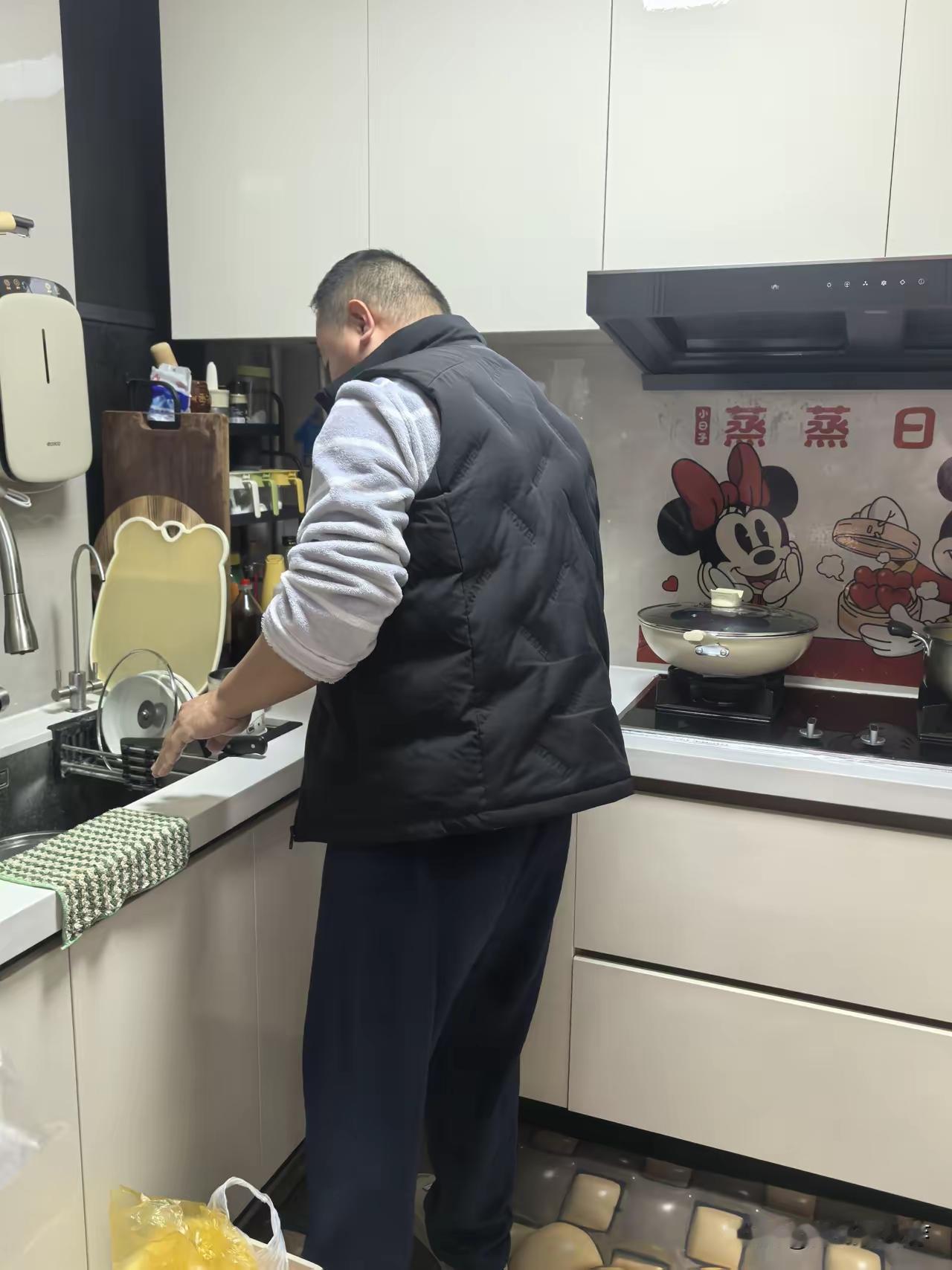 做饭的男人最爱！
就这家伙，别看五大三粗，腚大腰圆，虎背熊腰，就是爱干净，喜欢做