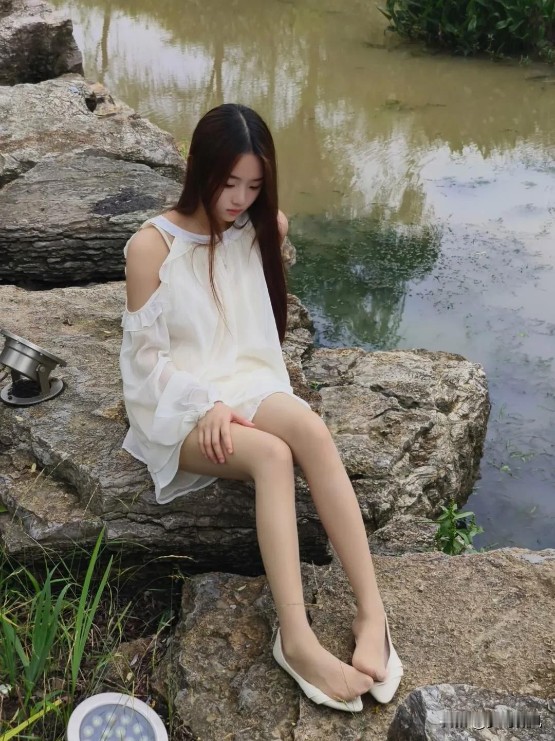 原来分手就是两个人本来很近,却变得很远。就像隔了一条银河,什么也没有发生,也没有