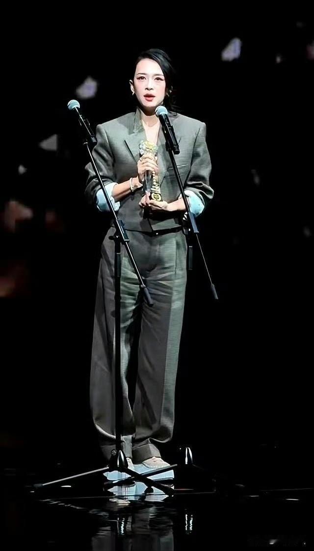 终究是小看章子怡了。还以为这次章子怡终于不想出风头了，好好穿一身保守的西装，没想