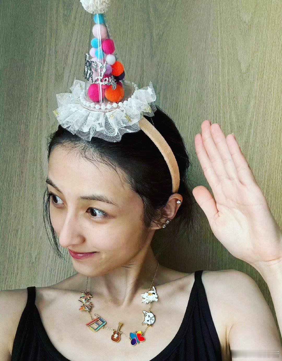 张子枫瘦成李维嘉了[音乐]妹妹都25了，大姑娘了。没想到现在越来越漂亮了，但是现