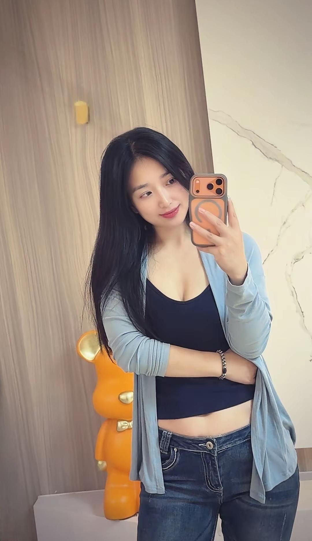 镜中人影，笑语如花。