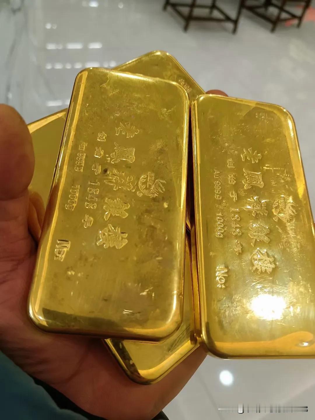 将近年关打工人不容易
当老板也不容易
今儿朋友到一家公司收了4公斤金条！说年底了