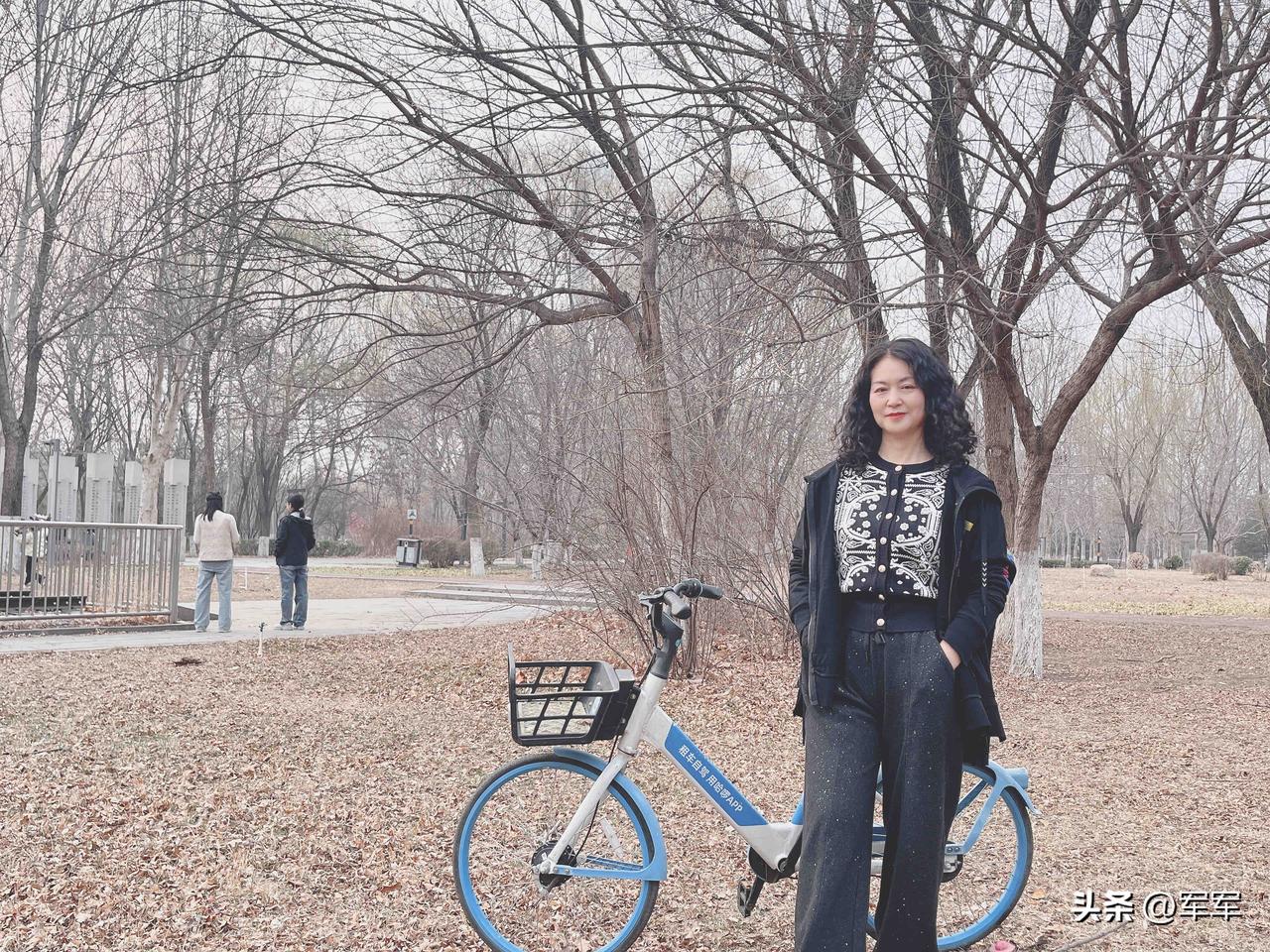 今天去烫了个头发。

今年过年我都没有烫头发，孩子要结婚了，怎么也得有点仪式感吧