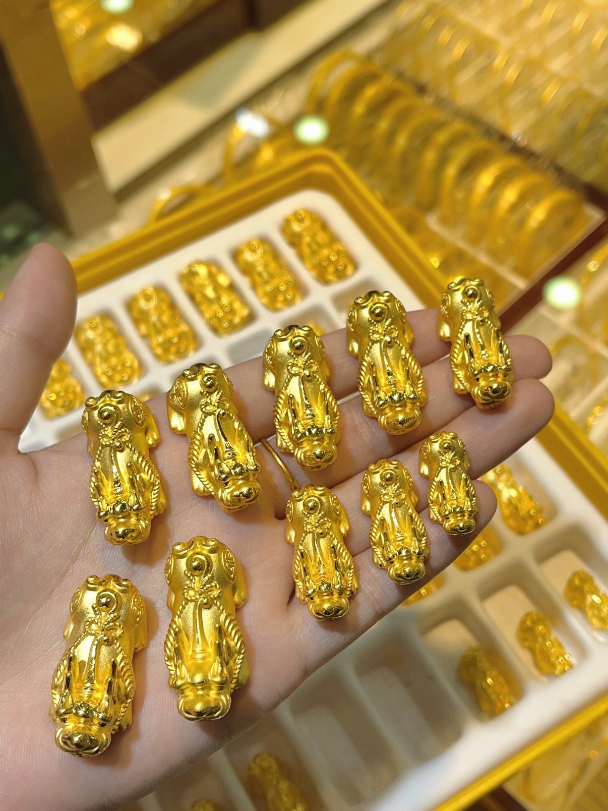 是谁说的逢跌必加仓？我从1200一直补到1080，实在补不动了！谁能告诉我，这波