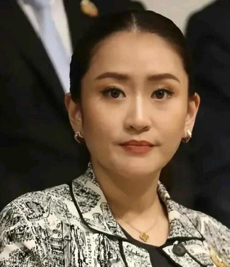 佩通坦挺住：8月19日，泰国内阁召开例行会议，文化部长佩通坦请假缺席，这是她本月