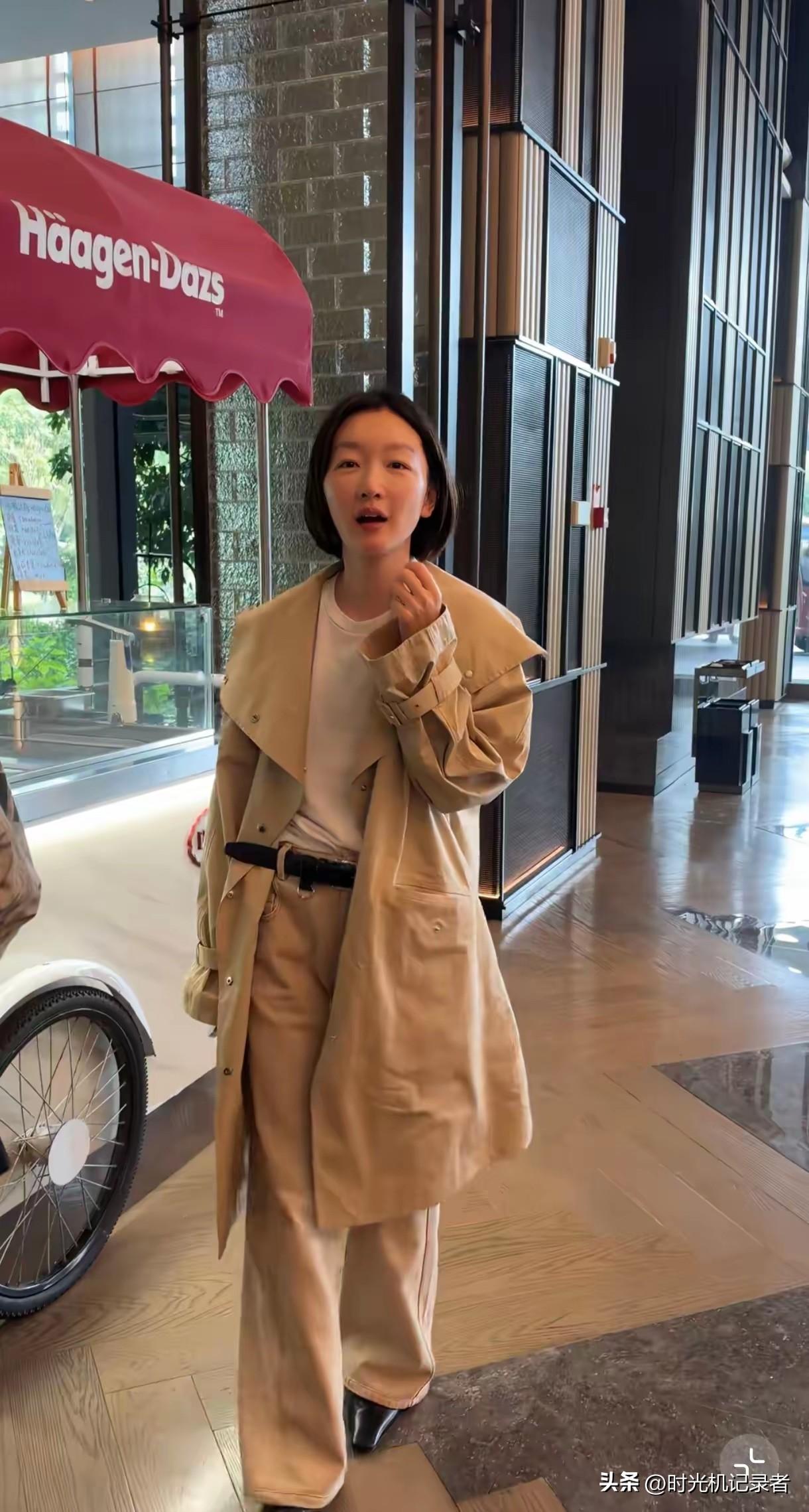 娃娃脸的周冬雨也会变老，纯素颜的周冬雨也是很漂亮，看起来成熟不少，很有魅力和气质