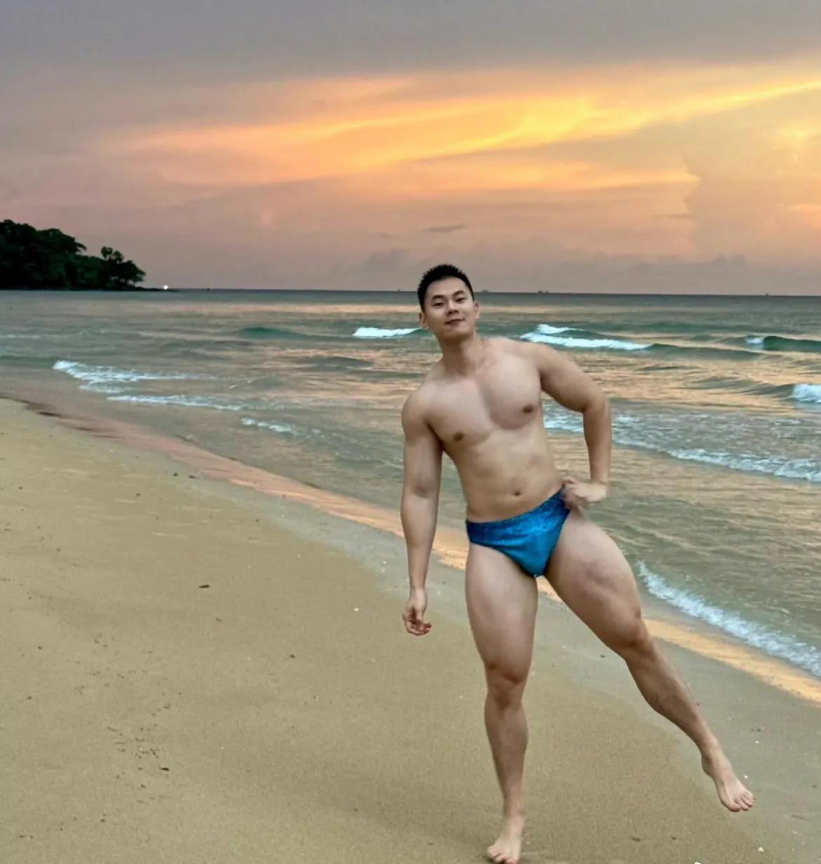 海边健美男孩，蓝天白云相伴！🏝️💪🌊