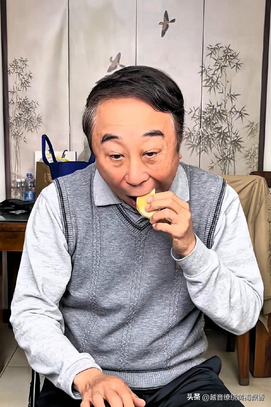 冯巩的段子是越来越没意思了，这些天还只是一个人出镜头，另一个扮演老婆的人也不出镜