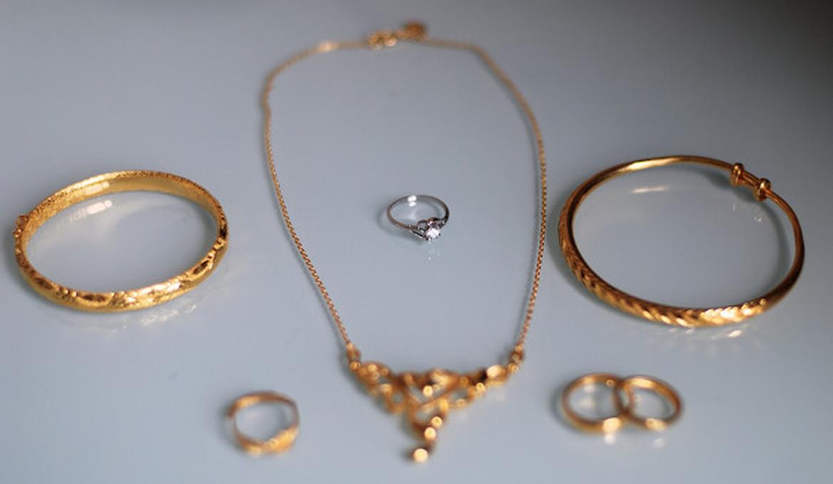 2月4日，浙江11岁女生6次偷卖家中黄金首饰，拿回1.6万余元，因出手阔绰被发现