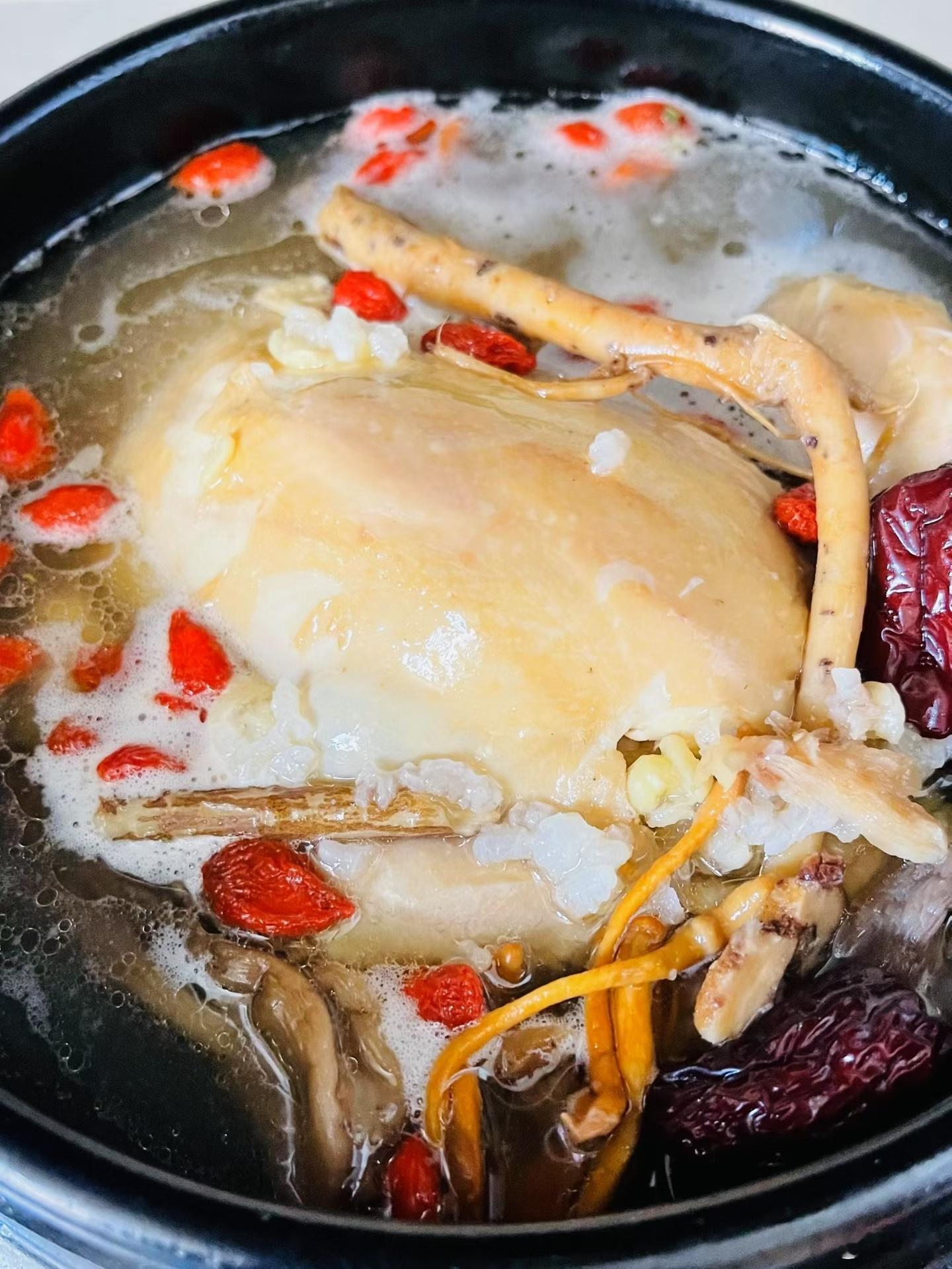 【参鸡汤的做法】【食材】童子鸡约800～1000g最佳。✅鸡腹内馅料糯米 80～