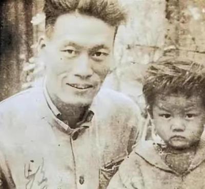 1937年4月，东北一家三口被日军押送刑场，即将执行死刑。

五岁的男孩小手被匕