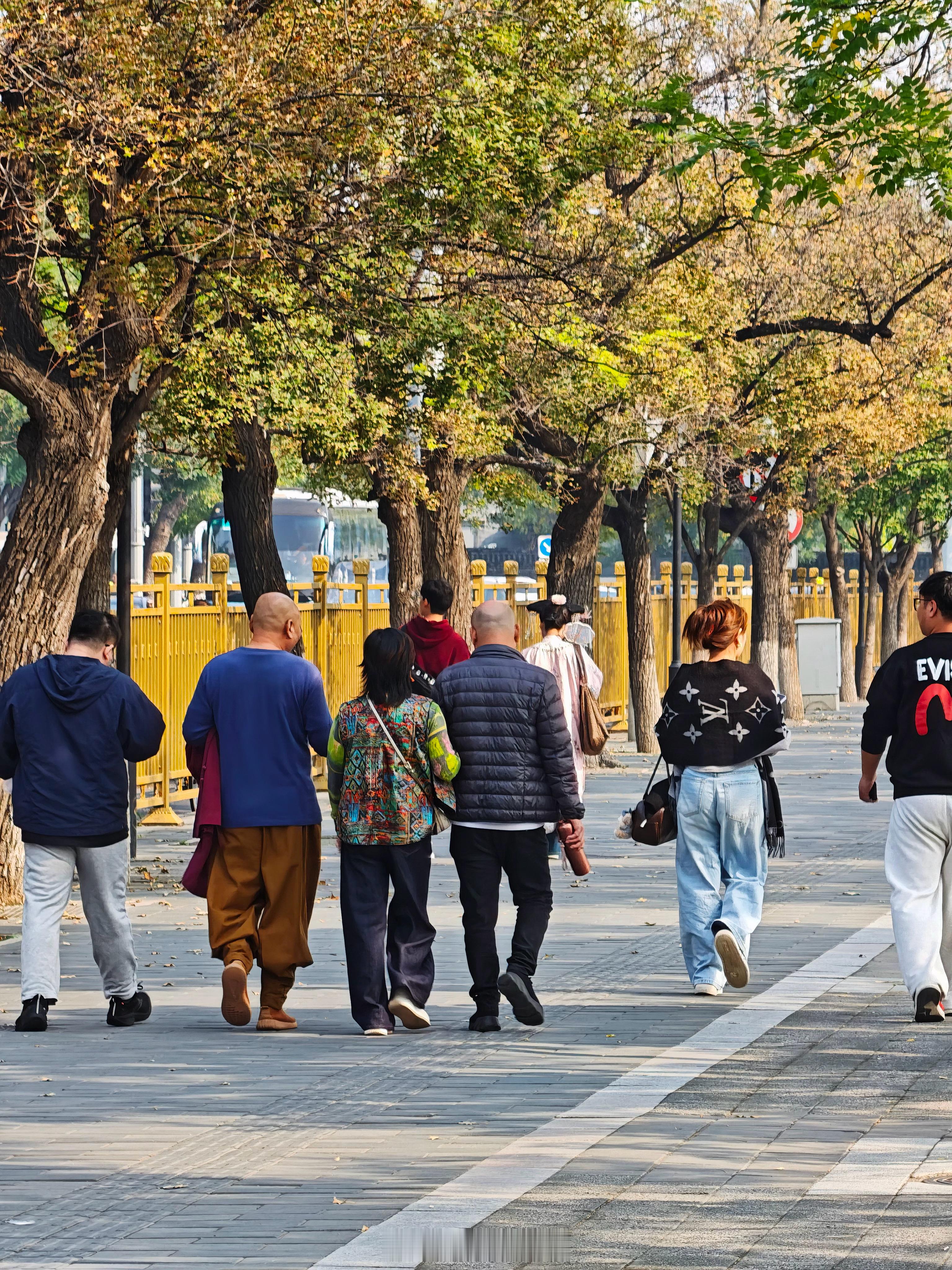 都说北京冷，其实来了一点也不冷，一件短袖+冲锋衣走两步都流汗路上有穿棉袄的，也有