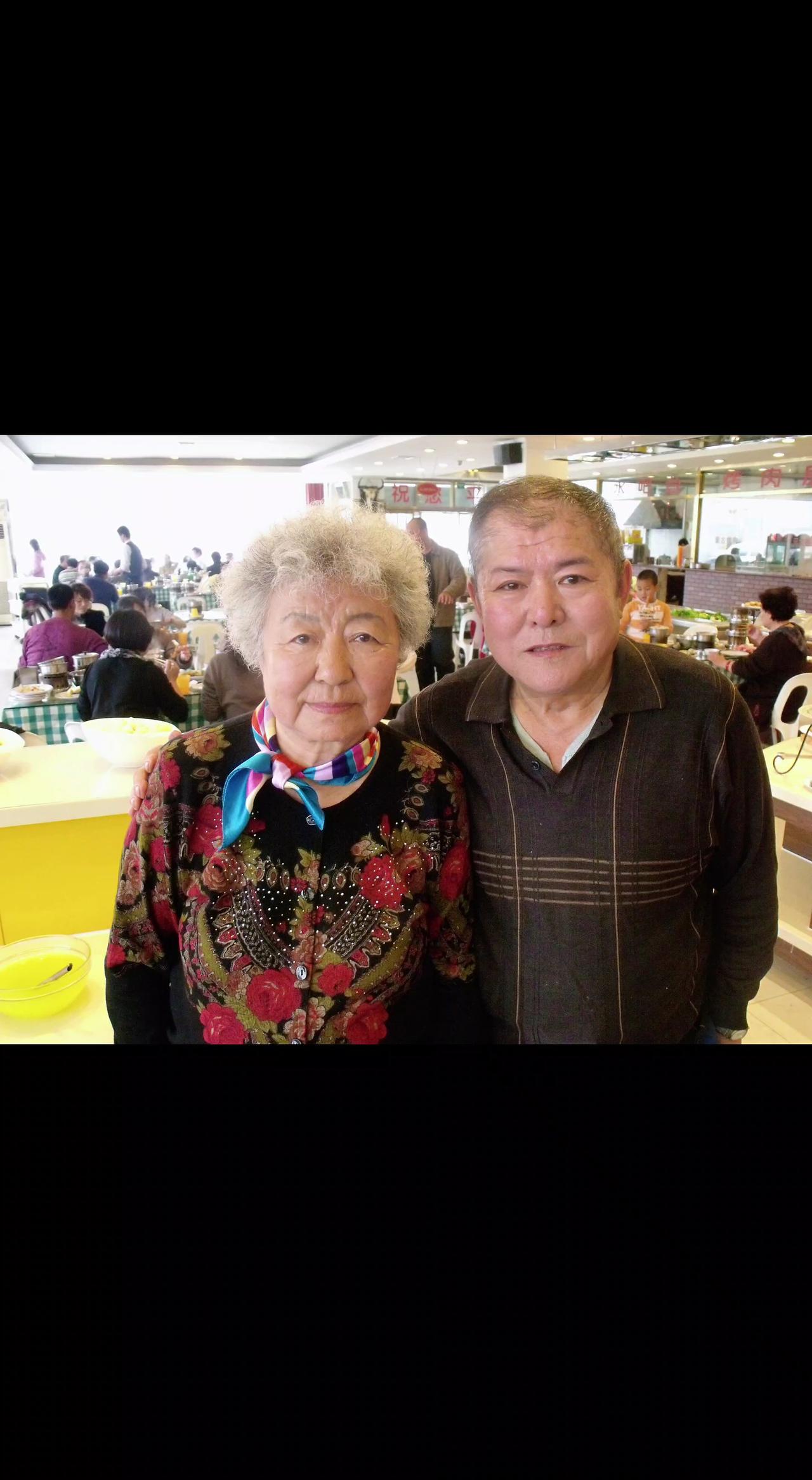 元太祖蒙古🇲🇳烤肉自助。
👵🏻银发如霜映笑纹，身旁的他是岁月酿的酒🍶。