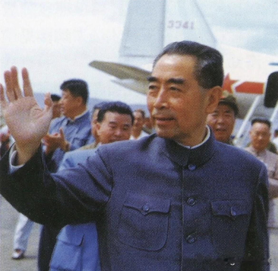 【周总理历史上的今天——7月3日】
1965年7月3日，上午，周恩来总理乘专机回