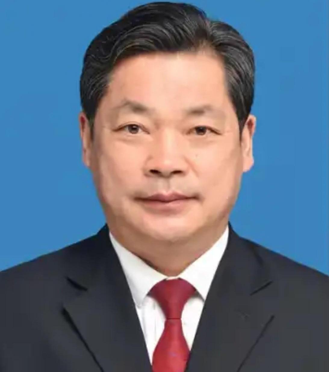 今天刷到一条新闻，我愣是看红了眼。
安徽怀宁有位医生，一把手术刀攥了三十年。从皖