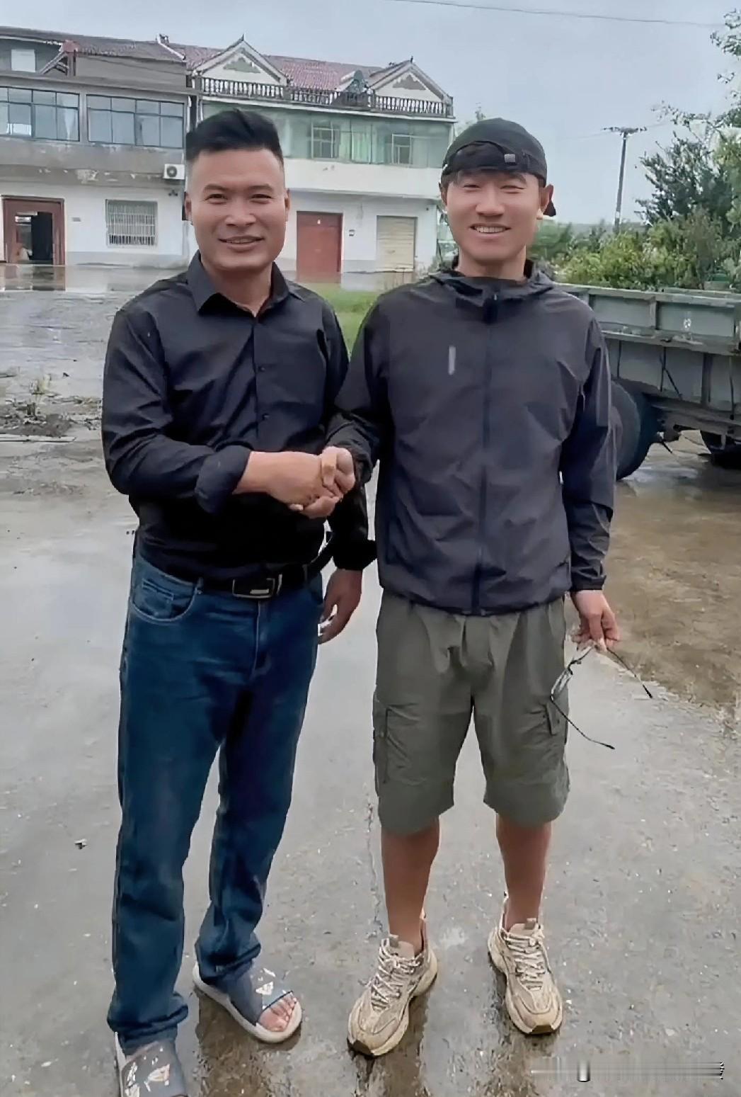 男子开车经过一段乡镇小路，走着走着，前方遇到一辆电三轮车，由于路窄怕碰到，男子就