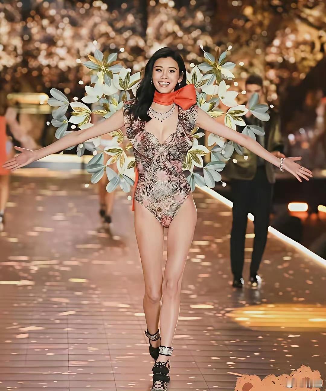 奚梦瑶虽然工作不如意摔了一跤，却是实打实拿了大女主王炸剧本。 