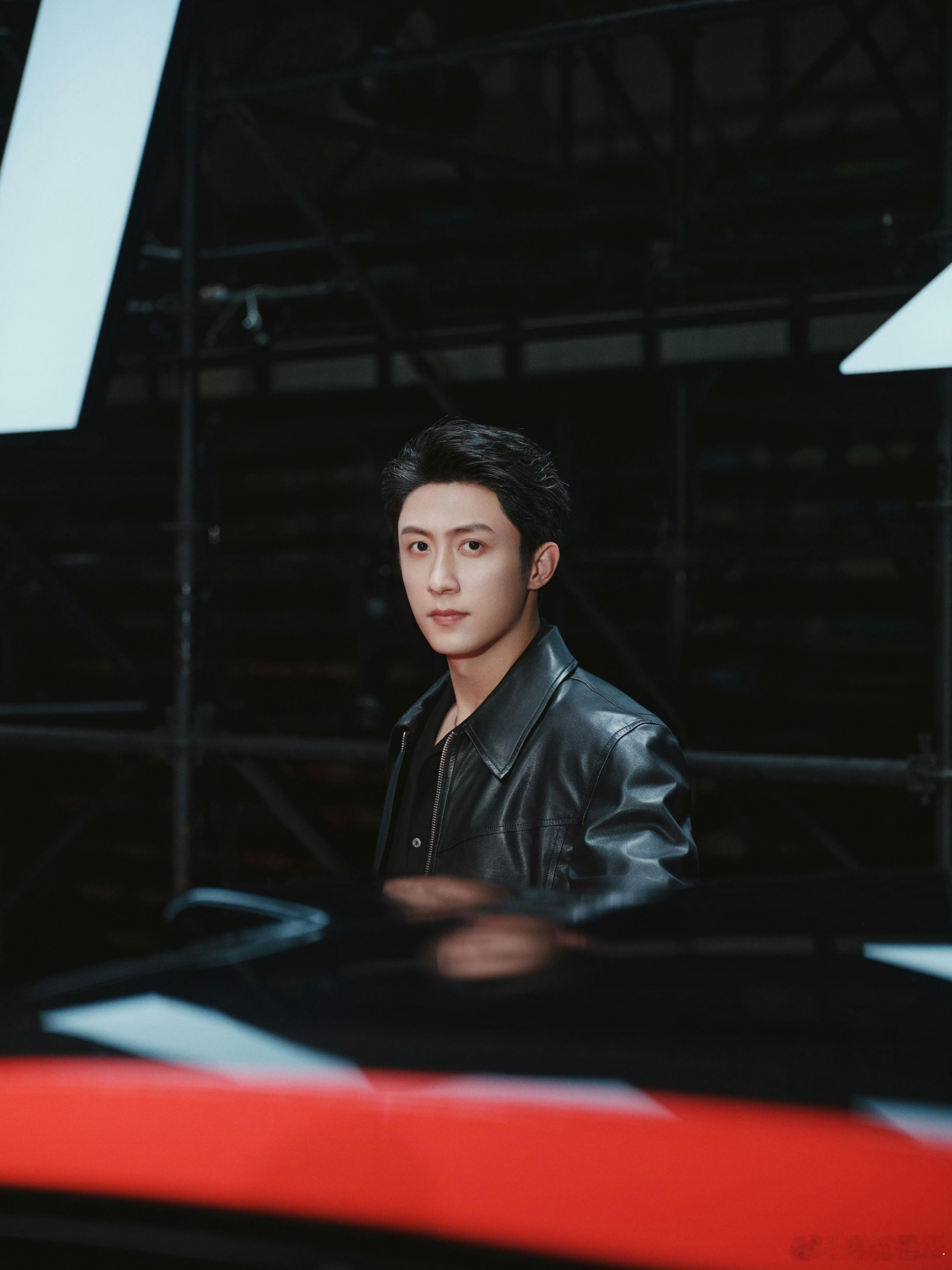 启境汽车全球品牌代言人黄景瑜昨天刷到一个营销号说啥别人都梳美式前刺，黄景瑜梳三七