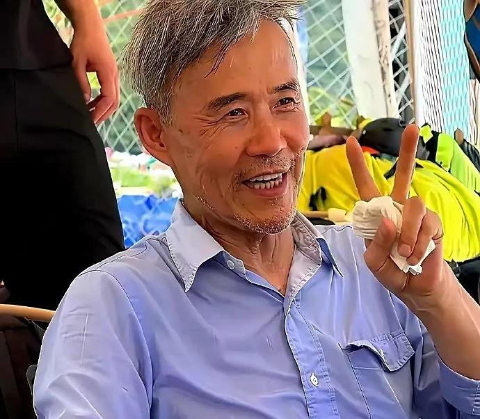 72岁的王石不服老，像个年轻人一样比V，宗庆后为什么不能像他一样停妻再娶小娇妻？