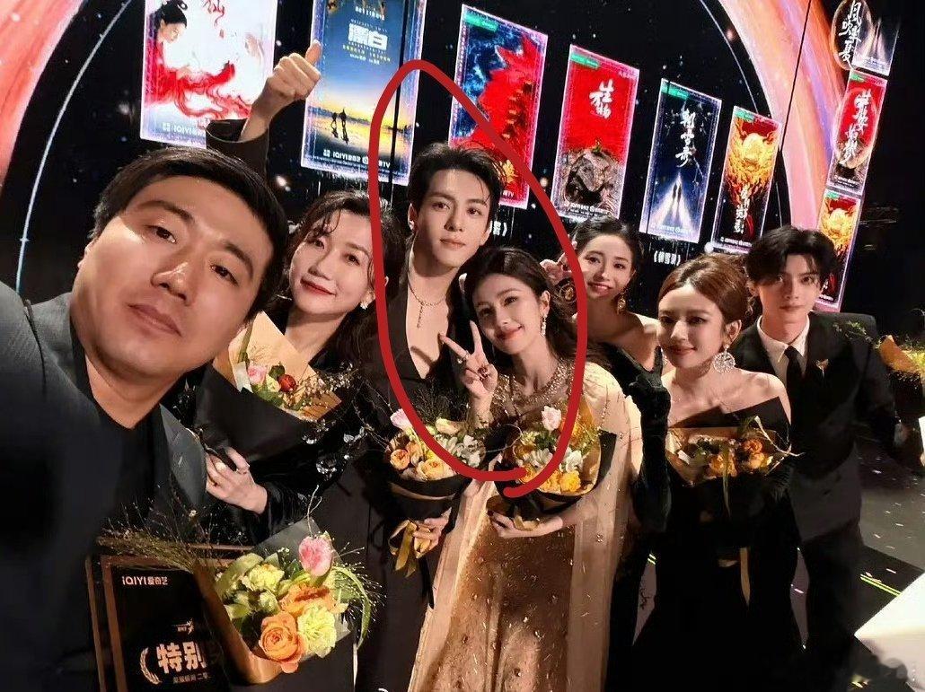 很少见一方有流量还这么糊作非为的真的.2白这大颧骨也是 摆一起这样两个人还能炒c