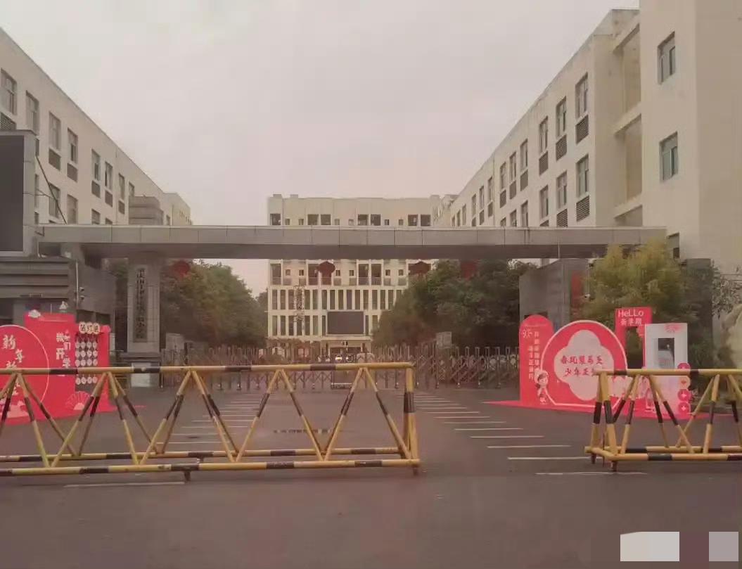 真是荒唐至极！重庆江津一小学被曝奇葩规定：校长要求学生上厕所不准带卫生纸，理由竟