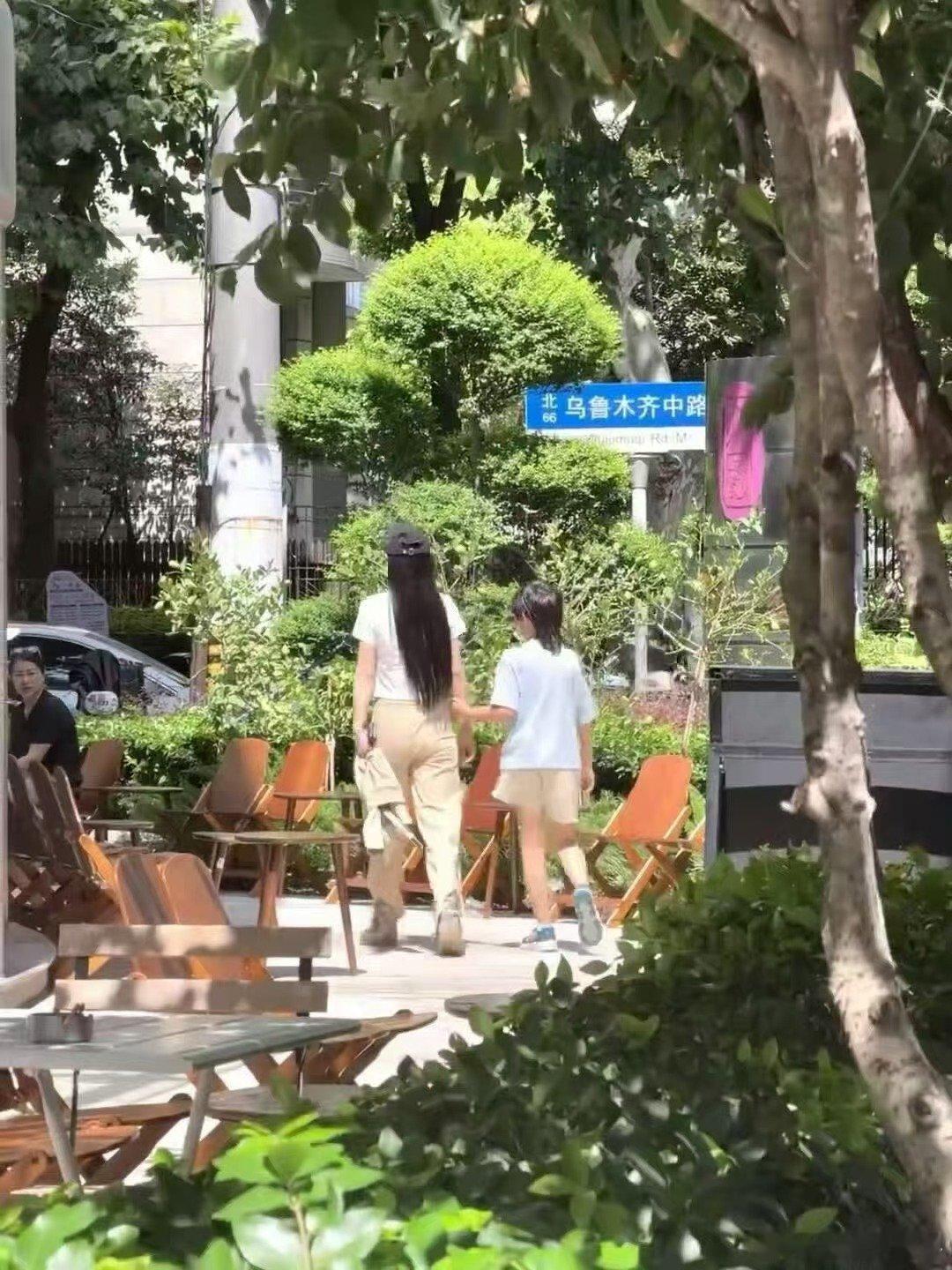 小海绵狼尾安福路偶遇angelababy和小海绵上海偶遇Angelababy吃甜