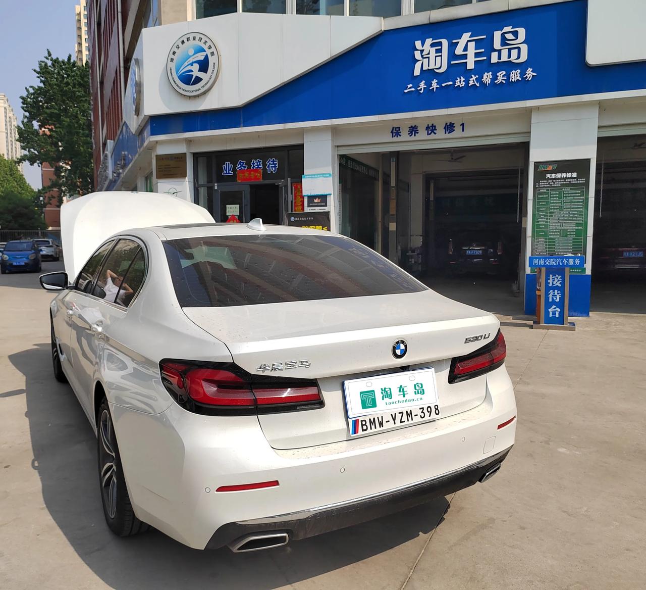 客户刚来店里评估这台宝马530li，领先豪华套装，车况是真好，原版原漆，帖有透明