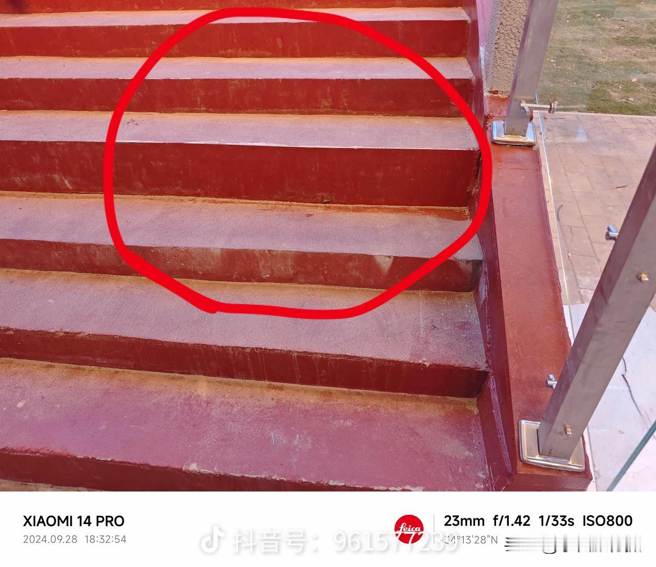 #西安身边事# 你被雁鸣湖地铁这的楼梯坑过吗？！网友反映：西安市地铁五号线雁鸣湖