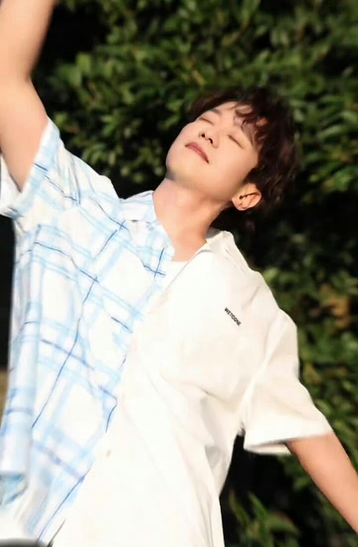 张栋梁 如果我不是何群 听到张栋梁这句话瞬间破防！因何群一角被众人偏爱，却暗自怀