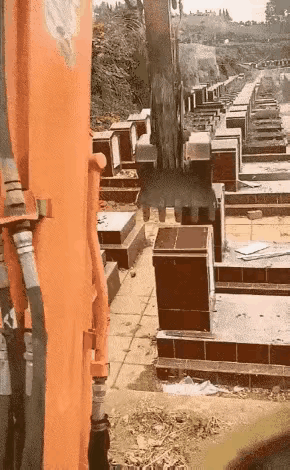 买的墓地最多供你的骨灰沉睡二十年。
如果儿子孝顺，再给一笔费用，你的骨灰或许能再